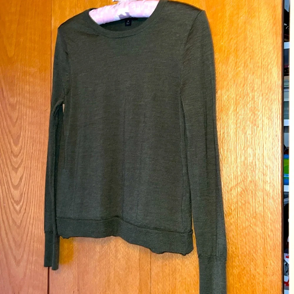 J.Crew J crew MED olive green crew neck long sleeve thin wool merino sweater EUC